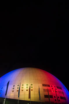 Globen upplyst i Djurgårdens färger