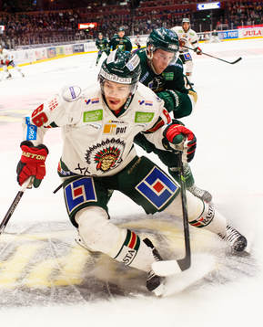 Frölundas Oscar Fantenberg jagas av Färjestads Per Åslund