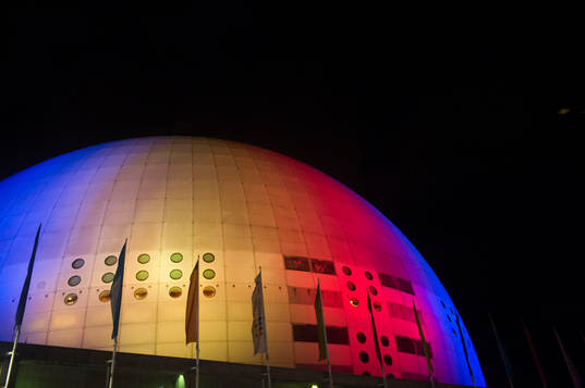 Globen upplyst i Djurgårdens färger