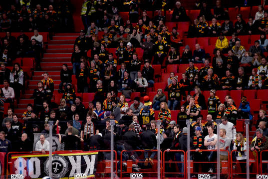 Delar av Brynäspubliken vänder ryggen mot spelarna i