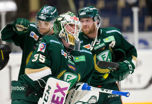 Färjestads målvakt Fredrik Pettersson Wentzel ser nöjd ut