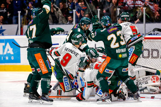 Stökigt framför Frölundas målvakt Lars Johansson när