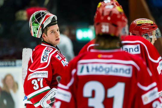 Modos målvakt Adam Reideborn deppar