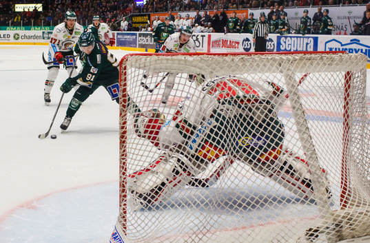 Färjestads Toni Rajala gör mål 5-2 bakom målvakt Linus