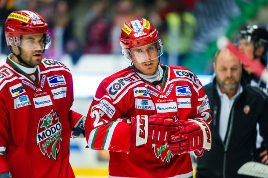 Modos Peter Öberg skadade sig i andra periododen och får