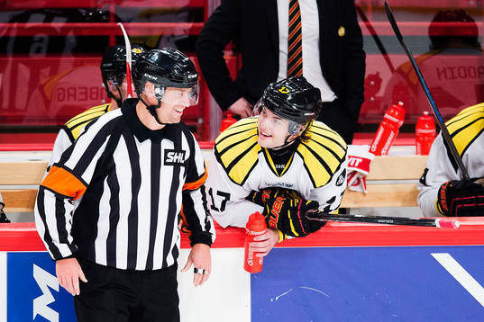 Brynäs Pathrik Westerholm diskuterar med domaren