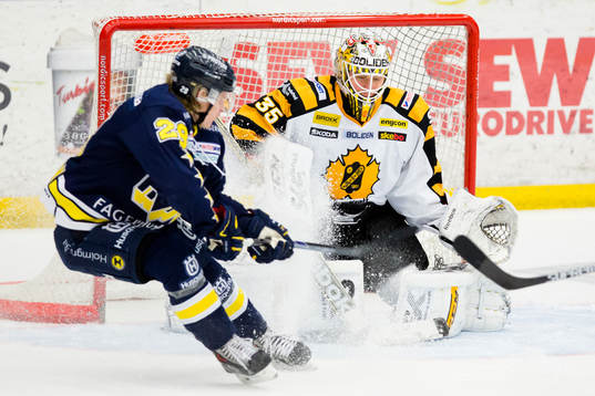 s Anton Bengtsson gör 2-1 mot Skellefteås målvakt Markus