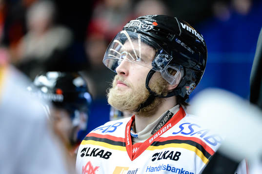 Luleås Jens Högbomunder ishockeymatchen i SHL mellan
