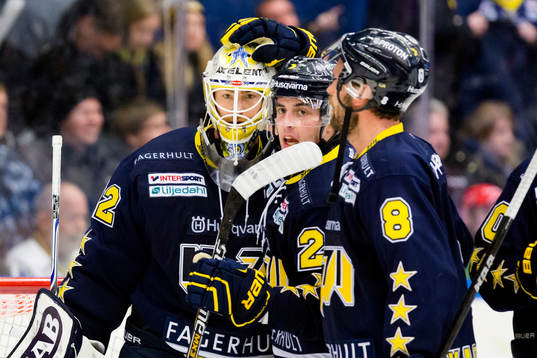 s målvakt Gustaf Wesslau klappas om av HV71:s Riley