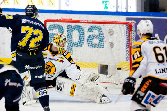 s Patrik Carlsson, målvakt Markus Svensson och Fredrik