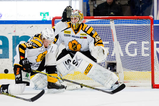 Skellefteås Arvid Lundberg täcker skott framför målvakt