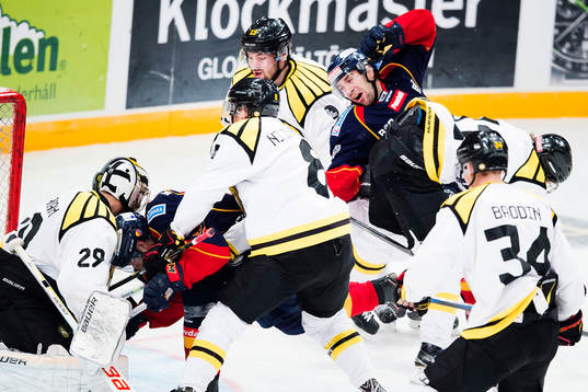 Djurgårdens Steve Saviano faller i Brynäsförsvaret