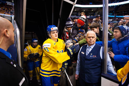 Sveriges William Nylander gör entré till uppvärmningen
