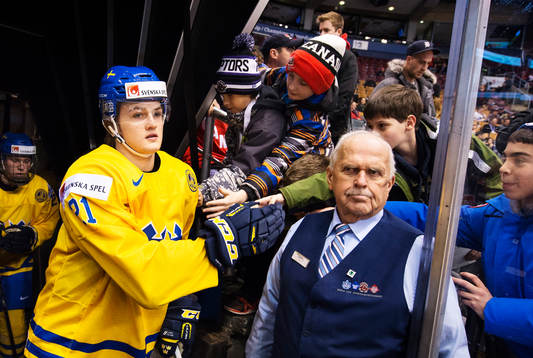 Sveriges William Nylander gör entré till uppvärmningen