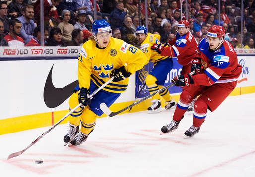 Sveriges William Nylander tar sig förbi Rysslands