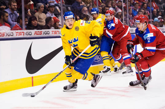 Sveriges William Nylander tar sig förbi Rysslands