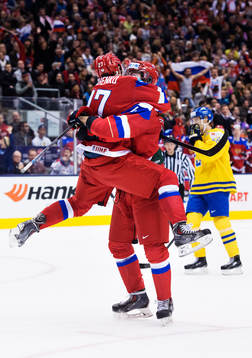Rysslands Vyacheslav Leshenko och Ziat Paigin jublar
