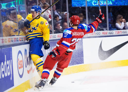 Sveriges Robert Hägg blir tacklad av Rysslands Ivan