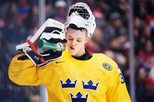Sveriges målvakt Linus Söderström dricker vatten