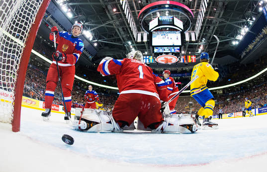 Rysslands Vladislav Gavrikov ser 1-0-pucken från Sveriges