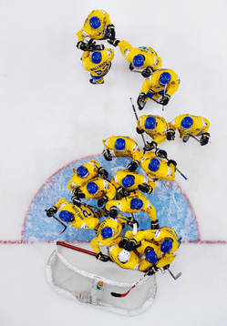 Sveriges spelare jublar efterr ishockeymatchen i JVM mellan