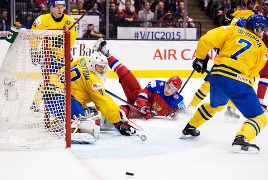 Sveriges målvakt Linus Söderström och Rysslands Ivan