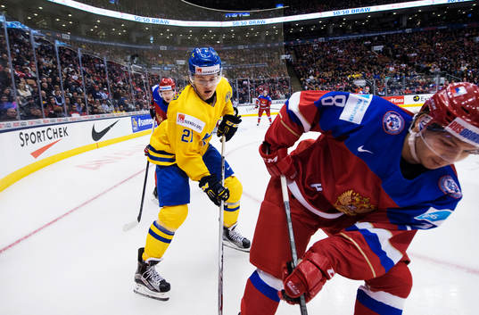 Sveriges William Nylander och Rysslands Sergei Tolchinski