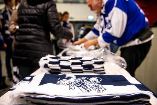 Halsdukar till salu i entrén före ishockeymatchen i SHL