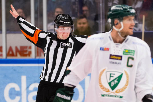 i141230 Domaren Christoffer Karlsson dömer bort mål för