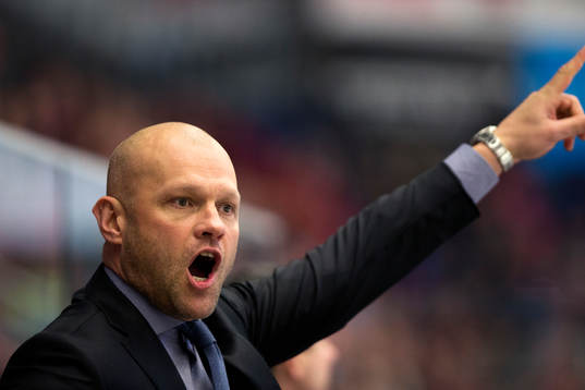 s tränare Andreas Johansson är arg och pekar på