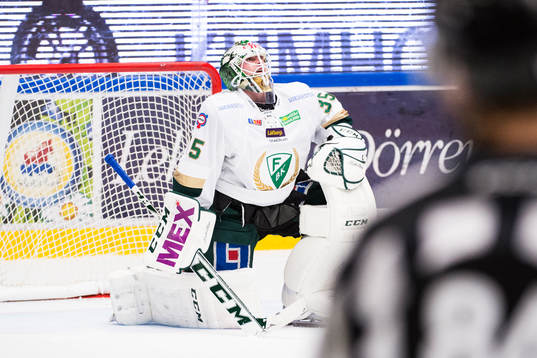 Färjestads målvakt Fredrik Pettersson-Wentzel deppar