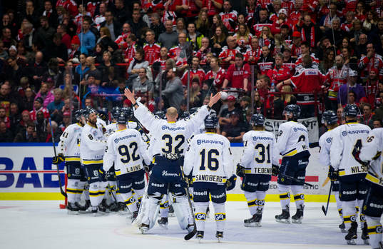 HV71 vinner över Örebro och jublar
