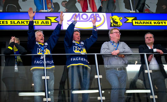 HV71 vinner över Örebro och här jublar fansen
