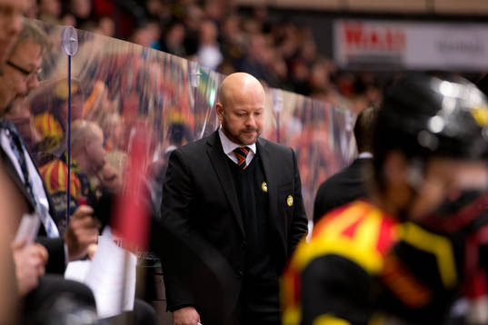 Brynäs tränare Tommy Jonsson deppar i båset