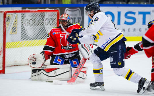 s Filip Sandberg skjuter och Örebros målvakt Julius
