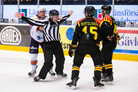 Slagsmål mellan Växjös Rhett Rakhshani och Brynäs Simon