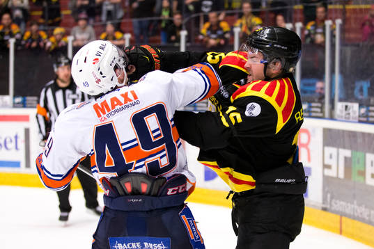 Slagsmål mellan Växjös Rhett Rakhshani och Brynäs Simon