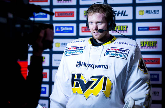 s målvakt Erik Ersberg blir intervjuad