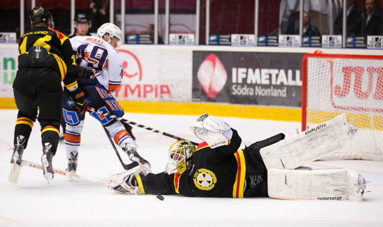 Växjös Rhett Rakhshani går på mål men Brynäs målvakt