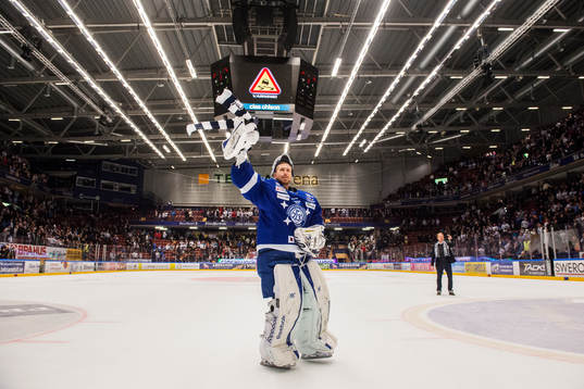 Leksands målvakt Joakim Lundström jublar