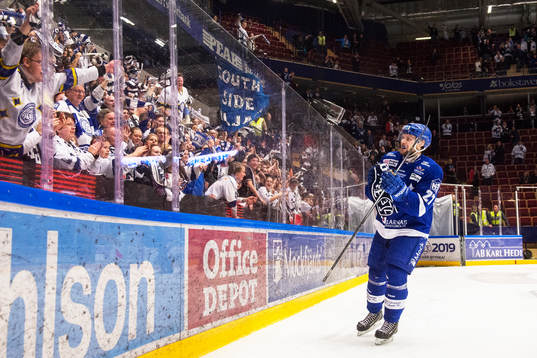 Leksands Viktor Mårtensson jublar med publiken