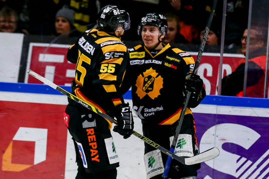 Skellefteås Pär Lindholm och Martin Sevc jublar