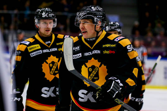 Skellefteås Martin Sevc är arg på domaren