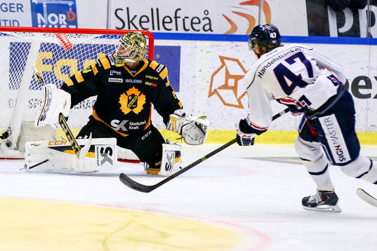 Skellefteås målvakt Erik Hanses räddar ett skott från