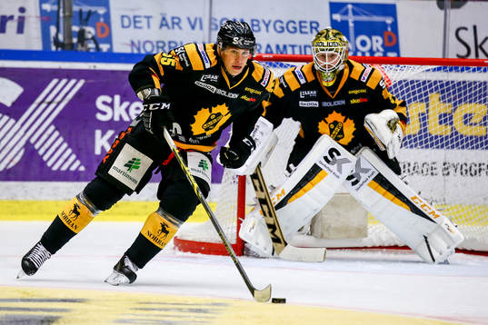 Skellefteås Martin Sevc och målvakt Erik Hanses