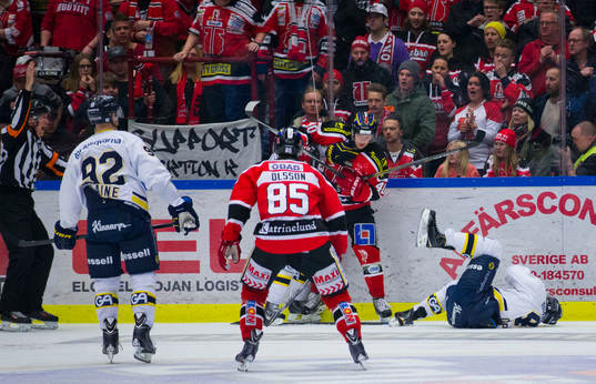 s Chris Campoli och får matchstraff för boarding