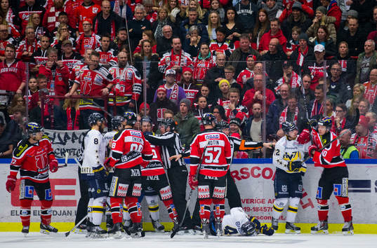 s Chris Campoli och får matchstraff för boarding