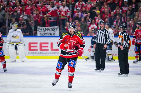 s Chris Campoli och får matchstraff för boarding
