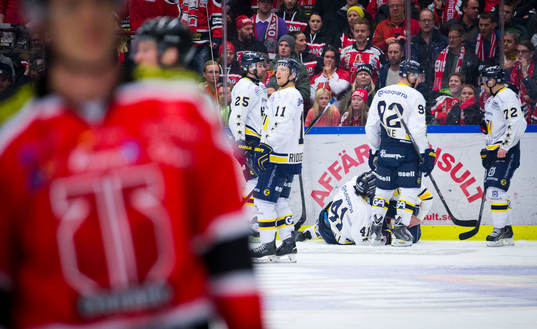 s Chris Campoli och får matchstraff för boarding