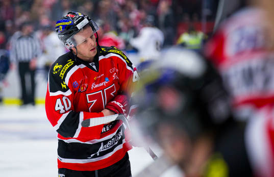 s Chris Campoli och får matchstraff för boarding